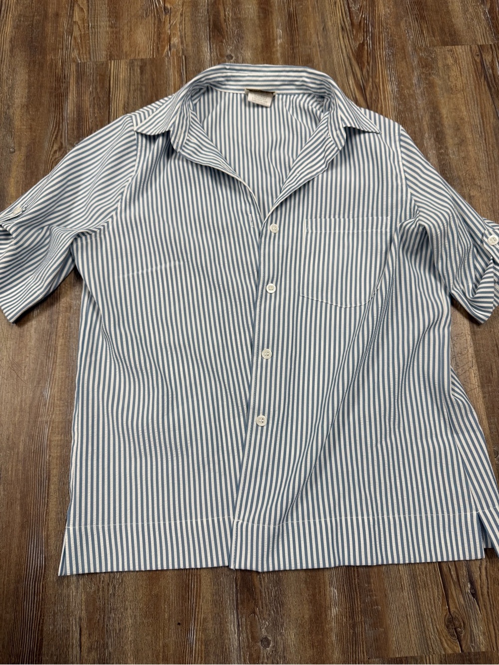 Vintage 90s white/blue preppy striped button-up short sleeve shirt in a M